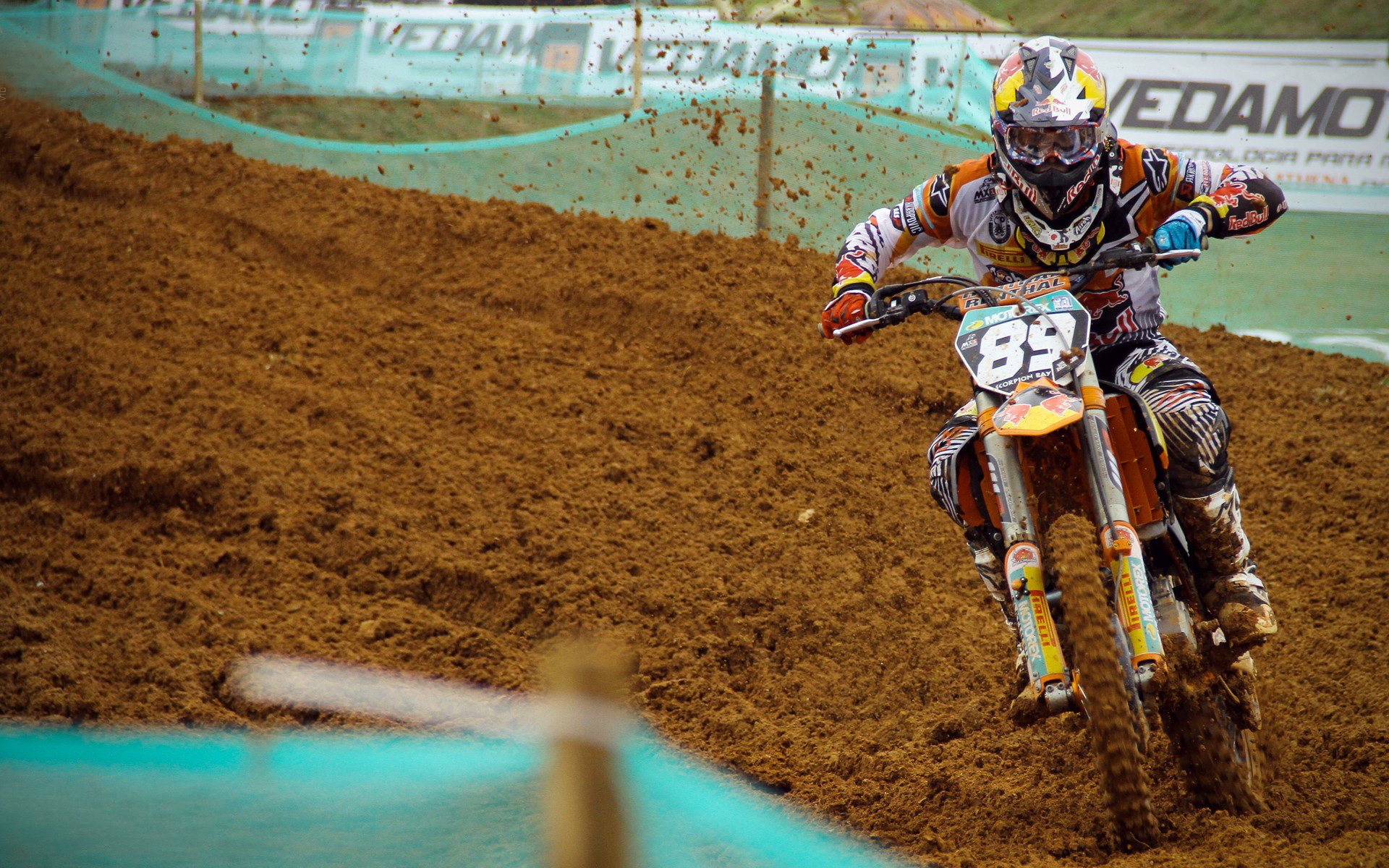 “泥泞火花：雨后赛道的疯狂对决”，雨后泥泞的路